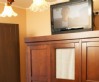 Habitacin con armario y televisin de los apartamentos rurales en villaviciosa